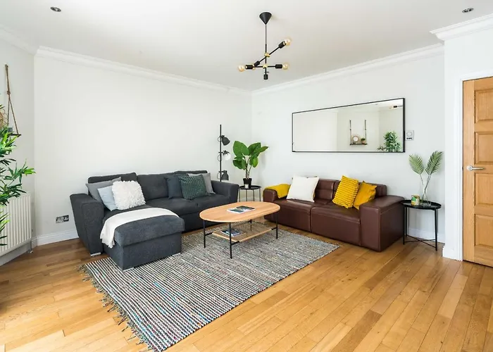 Elegant 2Bd Duplex With Outdoor Patio/Glass Canopy